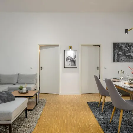 Sweethome - Luxus Pur - Große Küche, Terrasse, Stellplatz, Wifi Halle (Saale)